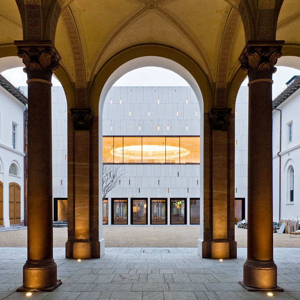 Plenarsaalgebaeude Hessischer Landtag Torbogen