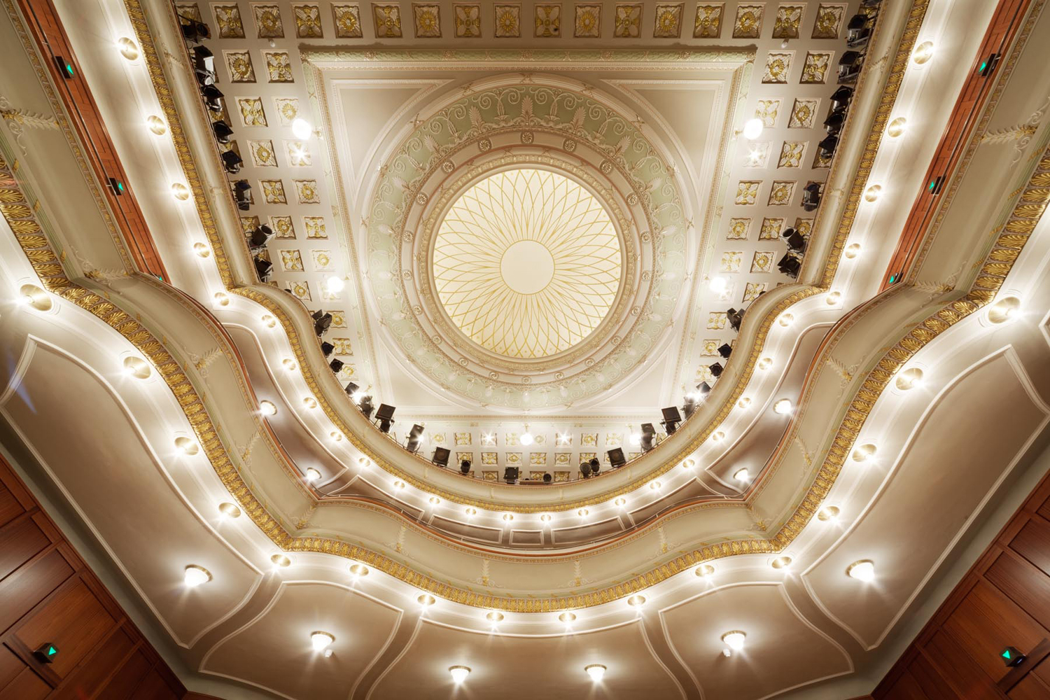 Theater und Philharmonisches Orchester | Untersicht Decke Alter Saal