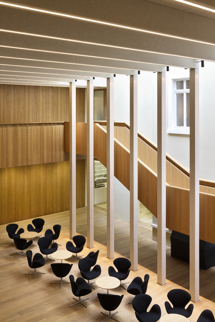 waechter-waechter_theater_heidelberg_2012_36_foyer_neubau_treppe_schwaene.jpg